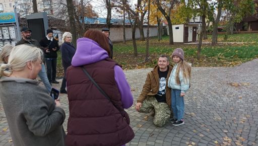 Коля Сєрга у Чугуєві видерся на постамент пам'ятника Леніну, щоб продекламувати новий вірш  