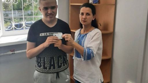 Сын замученного русскими писателя из Изюма получил паспорт