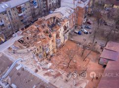 Ракетный удар по центру Харькова: Впечатляющие кадры разрушенного дома с высоты птичьего полета