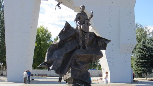 Харьковский горсовет сообщил, почему не сносят памятник Высоцкому