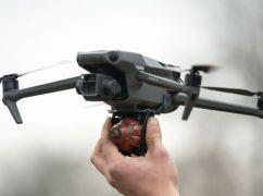 Харківські штурмовики показали, як скидають розривні суміші на голови окупантів