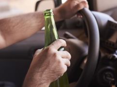В Харькове пьяный водитель настойчиво пытался вручить взятку копам