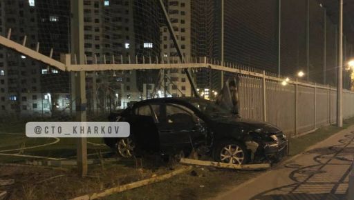 В Харькове автомобиль вылетел в забор