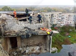 В Харькове спасатели показали впечатляющие кадры разбора завалов на высоте 16 этажа