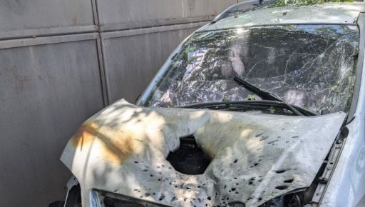 У Золочеві дрон спалив цивільну автівку: кадри з місця влучання