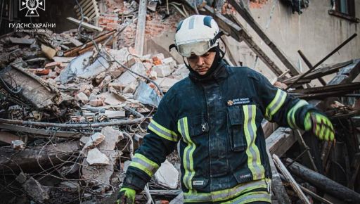 Спасатели демонтировали аварийные части разрушенного ракетным ударом дома в Харькове
