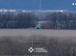 Прикордонники поцілили в екскаватор та авто окупантів на Харківщині: Відео з повітря