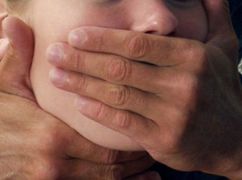 Намагався зґвалтувати: у Харкові чоловік силоміць затягнув сусідку по гуртожитку до кімнати