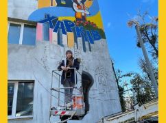 Харків'янка створила мурал на будинку, який намагалися знищити росіяни