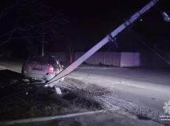 У Харкові п'яний водій КІА врізався в електроопору