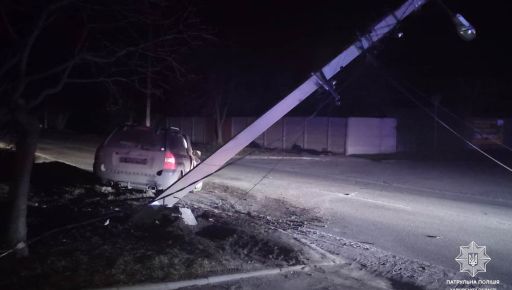 В Харькове пьяный водитель КИА врезался в электроопору