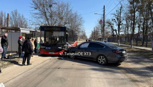 В Харькове Subaru протаранила маршрутку - соцсети