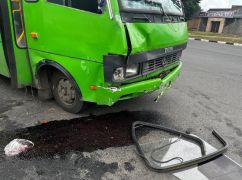 В Харькове в ДТП попал пассажирский автобус: Подробности