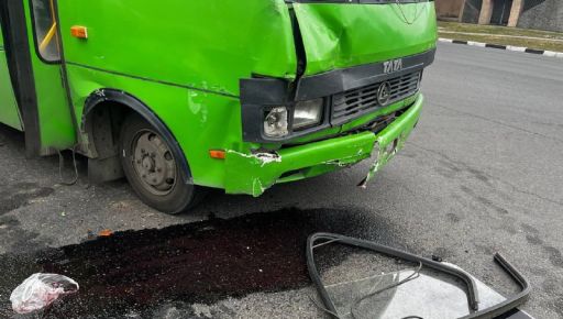 У Харкові в ДТП потрапив пасажирський автобус: Подробиці