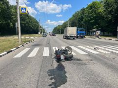 У Харкові біля Велоцентру мотоцикл "влетів" у вантажівку: Фото з місця