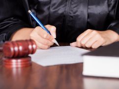 Харків&rsquo;янин скинув жінку зі сходів п&rsquo;ятого поверху та закидав мішками з камінням: вирок суду