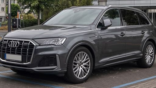 На Харківщині батько подарував судді мільйон на Audi Q7