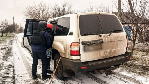 Харківські рятувальники показали, як на броньованій автівці вивезли з-під обстрілів літніх людей