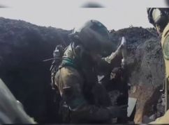 Окопы и обстрелы: Бойцы харьковской бригады показали видео с нагрудных камер