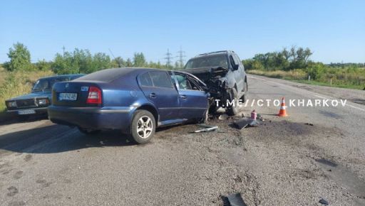 На Окружній Харкова машини зім’яло від зіткнення: Кадри з місця