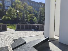 Протистояння мерії Терехова та активістів: Хто повернув написи на радянський пам'ятник