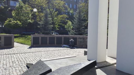 Противостояние мэрии Терехова и активистов: Кто вернул надписи на советский памятник