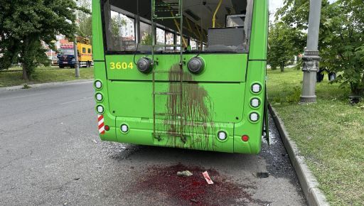 В Харькове водителю троллейбуса, который попал под бомбовый удар, спасли ногу