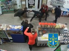 На Харківщині в магазині чоловік ледве не зарубав сокирою людину