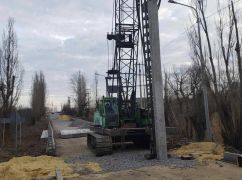 В пригороде Харькова начали восстанавливать разрушенный россиянами мост
