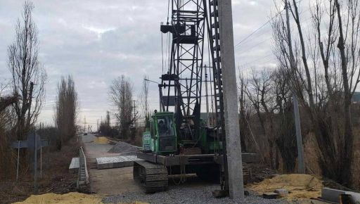 В пригороде Харькова начали восстанавливать разрушенный россиянами мост