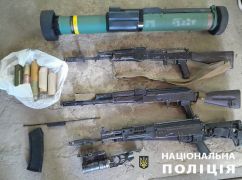 На Харківщині чоловік зберігав удома автомати Калашникова та гранатомет – поліція 