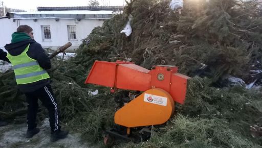 В Харькове начали утилизацию новогодних елок