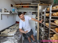 В Дергачевской громаде французский пекарь-предприниматель угощал хлебом людей