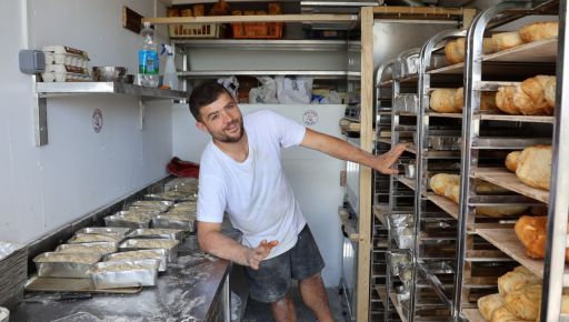 У Дергачівській громаді французький пекар-підприємець пригощав хлібом людей