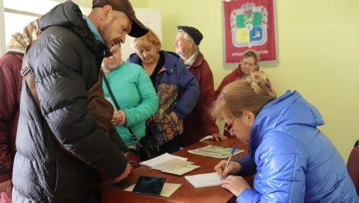 Жители приграничного села на Харьковщине впервые с начала войны получили пенсии наличными