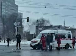 На проспекті Науки в Харкові – лобова ДТП зі "швидкою": Кадри з місця