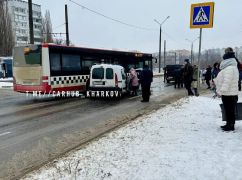 У Харкові маршрутний автобус з пасажирами потрапив у потрійну ДТП