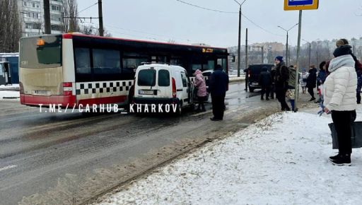 В Харькове маршрутный автобус с пассажирами попал в тройное ДТП