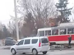 В Харькове трамвай столкнулся с легковушкой: есть пострадавшие