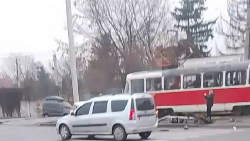 У Харкові трамвай зіткнувся з легковиком: є постраждалі