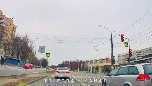 В Харькове разыскали водителя BMW, разъезжавшего на "красный свет"