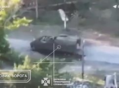 На Харківщині прикордонники показали, як нищать броньовики окупантів