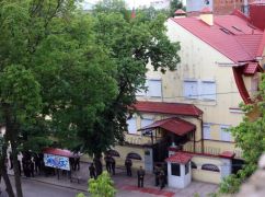 В Харькове демонтировали щит с картой рф, стоявший у бывшего диппредставительства агрессоров