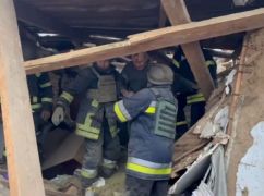 Министр показал, как спасатели доставали раненых из разрушенного дома в Змиеве
