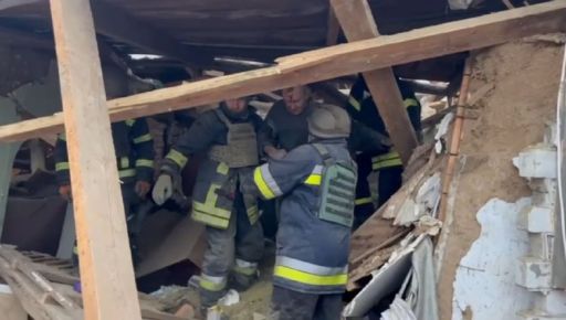 Міністр показав, як рятувальники діставали поранених зі зруйнованого будинку в Змієві