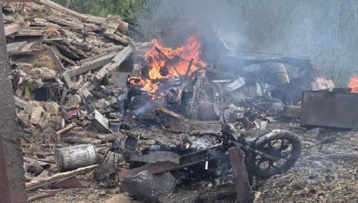Російський ФАБ-500 поцілив у мирне село: Поліція оприлюднила фото наслідків обстрілу на Харківщині