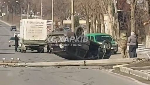 У Харкові в ДТП автівку намотало на електродроти - соцмережі