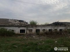 Огромные воронки и разрушенные дома: Полиция показала последствия ударов по Харьковщине