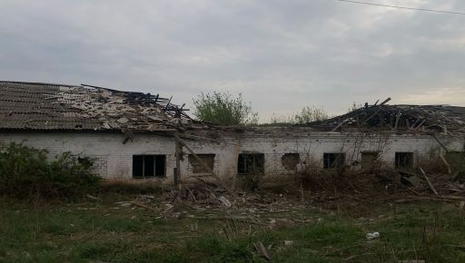 Величезні вирви і зруйновані будинки: Поліція показала наслідки ударів по Харківщині