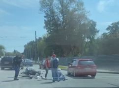 На Салтовке мотоциклист сбил велосипедиста: Кадры с места происшествия